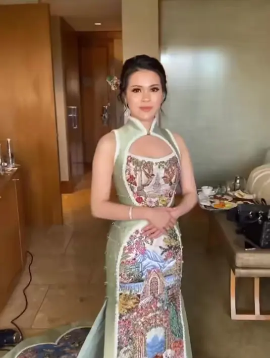 Dalam momen Sangjit ini, Chen Giovani tampil glamor dalam balutan cheongsam nuansa hijau sage rancangan Stella Lunardy. [Foto: IG/ardinenakety].