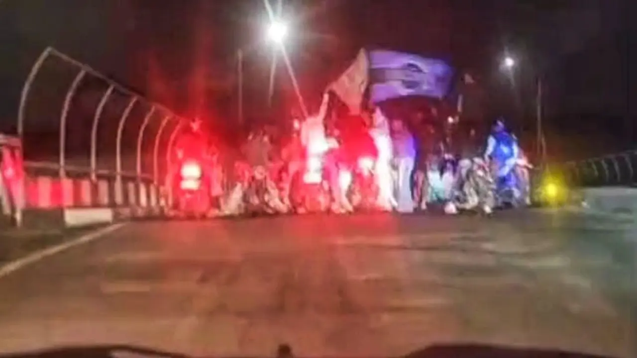 Sekelompok orang membawa senjata tajam melakukan konvoi di Sukabumi