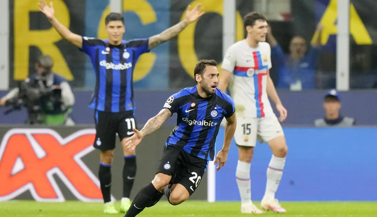 Pemain asal Turki itu melepaskan tendangan mendatar dari luar kotak penalti hingga merobek gawang Blaugrana (AP/Luca Bruno)