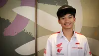Pembalap Astra Honda Racing Team, Fadillah Arbi Aditama berpose di depan fotografer setelah melakukan wawancara di Penang Bistro Gatot Subroto, Jakarta Selatan, Senin (24/07/2023). (Bola.com/Bagaskara Lazuardi)