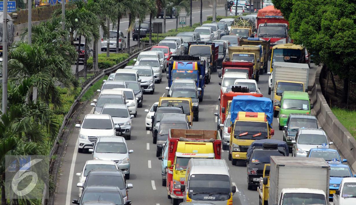Ratusan kendaraan terjebak kemacetan di ruas tol dalam kota menuju tol Jagorawi dan Cikampek, Jakarta, Kamis (24/12). Jelang malam Natal dan Tahun Baru masyarakat memanfaatkan dan merayakannya di kampung halaman. (Liputan6.com/Helmi Afandi)