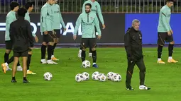 Pelatih Portugal,  Fernando Santos (kedua kanan) menyaksikan pemainnya berlatih dalam sesi latihan tim di stadion Poljud di Split (16/11/2020). Portugal akan bertanding melawan Kroasia pada UEFA Nations League 2020 di Stadion Poljud, Split. (AFP/Denis Lovrovic)