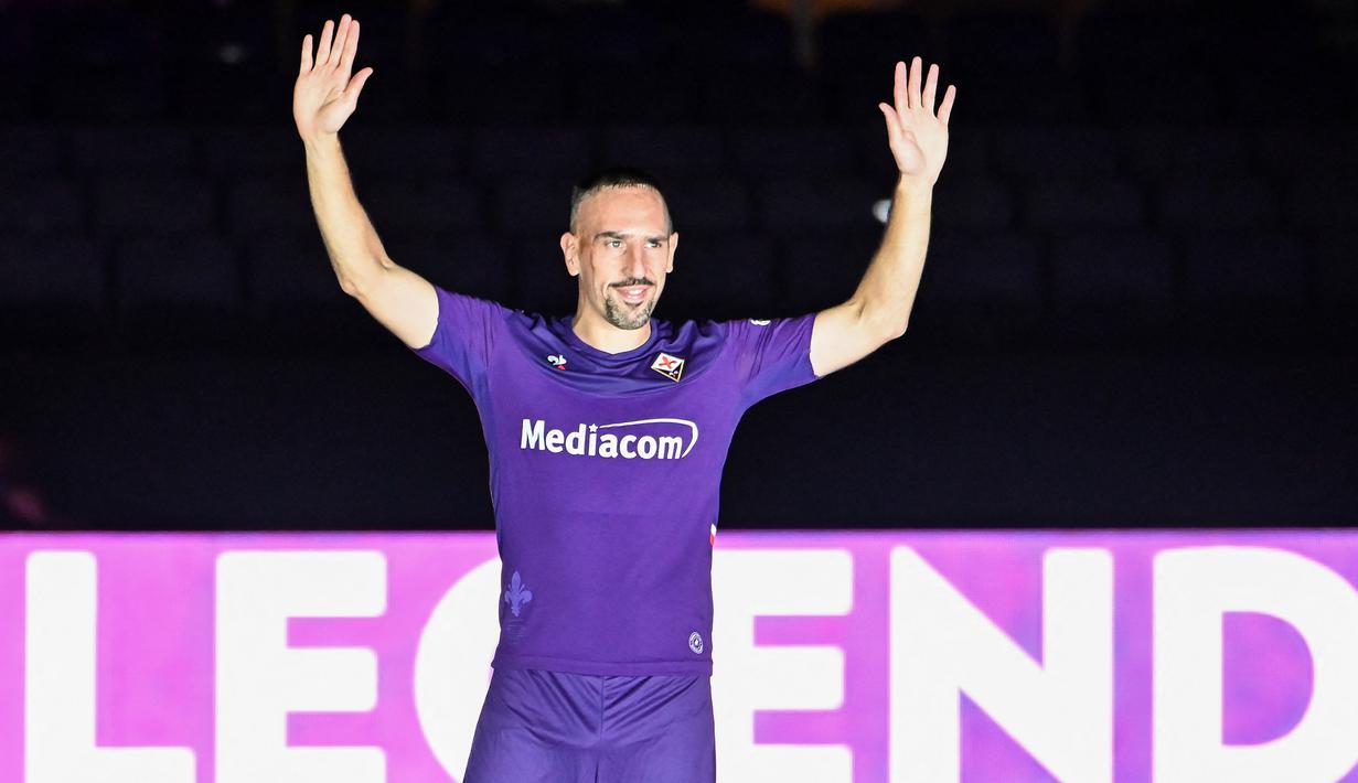 Franck Ribery pernah menjadi target Chelsea pada 2009 dengan tawaran 60 juta euro plus Jose Bosingwa. Namun, ia ogah pindah dan memilih setia di klubnya kala itu, Bayern Munchen. Setelah 12 tahun di Jerman, Ribery kemudian bergabung dengan Fiorentina pada 2019. (AFP/Andreas Solaro)