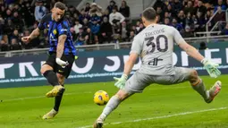 Gol-gol Nerazzurri, julukan Inter Milan, dicetak oleh Yann Aurel Bisseck (43') dan Nicolo Barella (78'). Berkat kemenangan tersebut, Inter Milan bertahan sebagai pemimpin klasemen Liga Italia musim ini dengan perolehan 44 poin. (AP Photo/Luca Bruno)