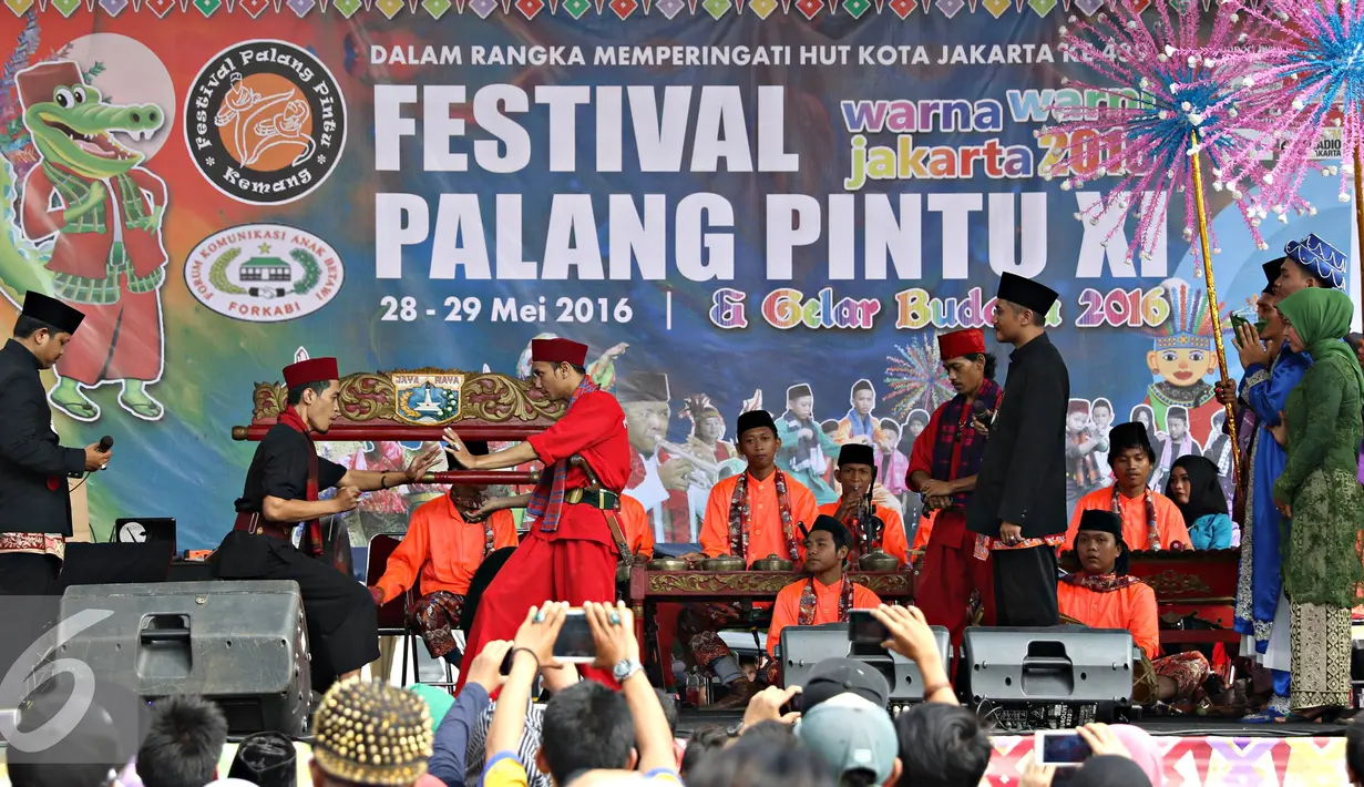 Aksi palang pintu saat Festival Palang Pintu 2016 di Kemang, Jakarta, (28/5). Festival tersebut menampilkan budaya Betawi di sepanjang Jalan Kemang Raya dengan dua panggung utama dan sekitar 270 booth. (Liputan6.com/Immanuel Antonius)