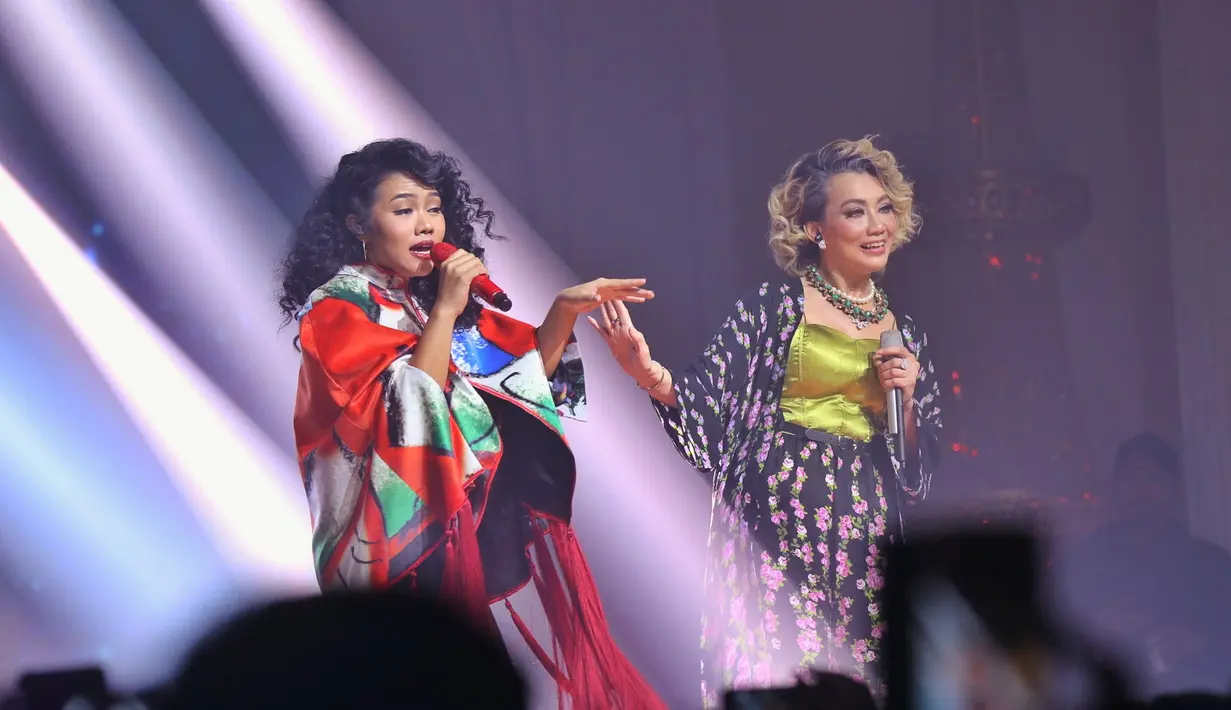 Konser 5 Cinta Concert menyuguhkan lima penyanyi senior tersebut dimulai sekitar pukul 21.00 WIB. Teriakan histeris saat konser dibuka oleh penampilan Yura yang membawakan lagu Sakura. (Nurwahyunan/Bintang.com)