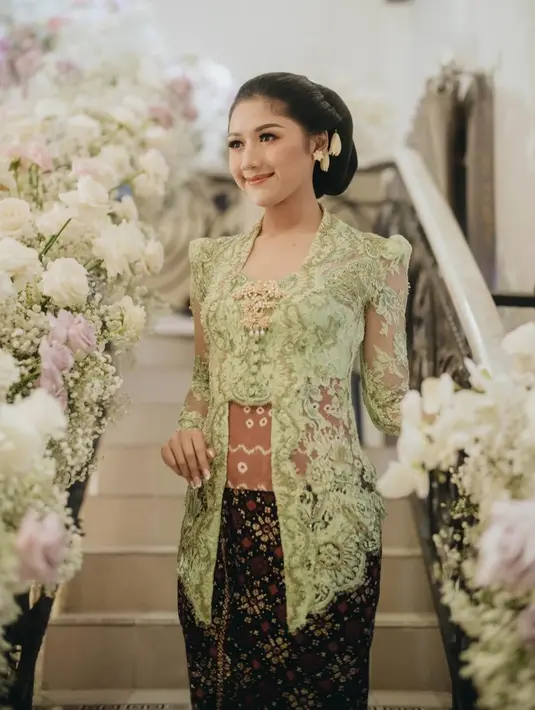 Keesokan harinya, prosesi dilanjutkan dengan Bleketepe, Siraman, dan Midodareni. Untuk prosesi Sungkeman, Erina Gudono memesona dalam balutan kebaya berwarna hijau rancangan Intan Avantie. Penampilannya yang sudah sempurna ini, dipercantik dengan aksesori berupa anting dan bros emas dari Tulola. Foto: Instagram.