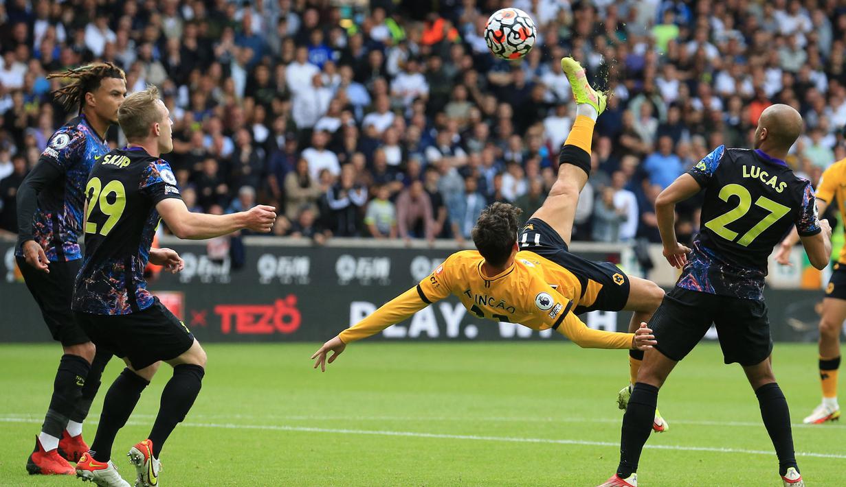 Wolves tak mau mengecewakan publik sendiri dan berinisiatif memegang kendali permainan. Hasilnya, Francisco Trincao membuat peluang emas ke gawang Lloris. Sayangnya Trincao sudah terjebak offside terlebih dahulu. Keunggulan Spurs bertahan hingga babak pertama usai. (Foto: AFP/Lindsey Parnaby)