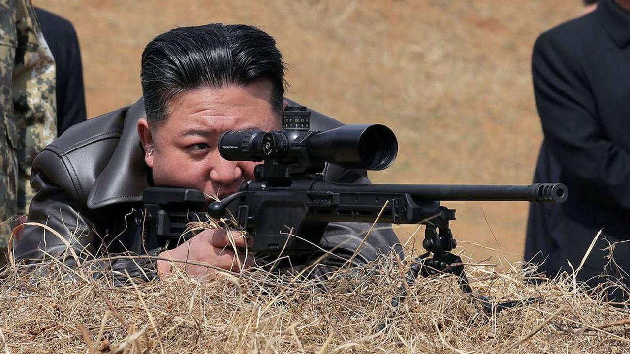 FOTO: Mirip Sniper, Ini Aksi Kim Jong-un Saat Jajal Senapan Canggih Terbaru Buatan Korea Utara