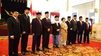 Presiden Joko Widodo atau Jokowi melantik 9 Dewan Pengarah dan Kepala Unit Kerja Presiden Pembinaan Ideologi Pancasila (UKP-PIP) termasuk Megawati Soekarnoputri (Liputan6.com/Ahmad Romadoni)