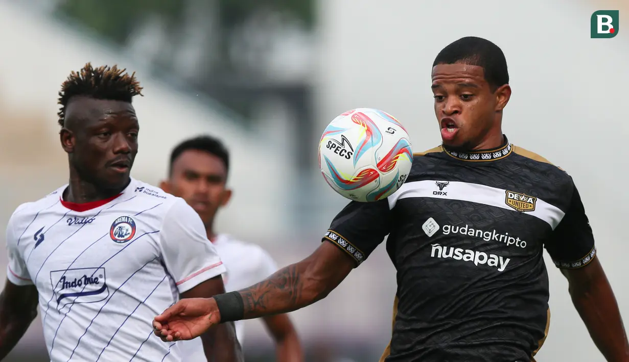 <p>Pemain Dewa United, Alex Martins Ferreira (kanan) berebut bola dengan pemain Arema FC, Ichaka Diarra pada laga pekan pertama BRI Liga 1 2023/2024 antara Dewa United melawan Arema FC di Stadion Indomilk, Tangerang, Minggu (2/7/2023). (Bola.com/Bagaskara Lazuardi)</p>