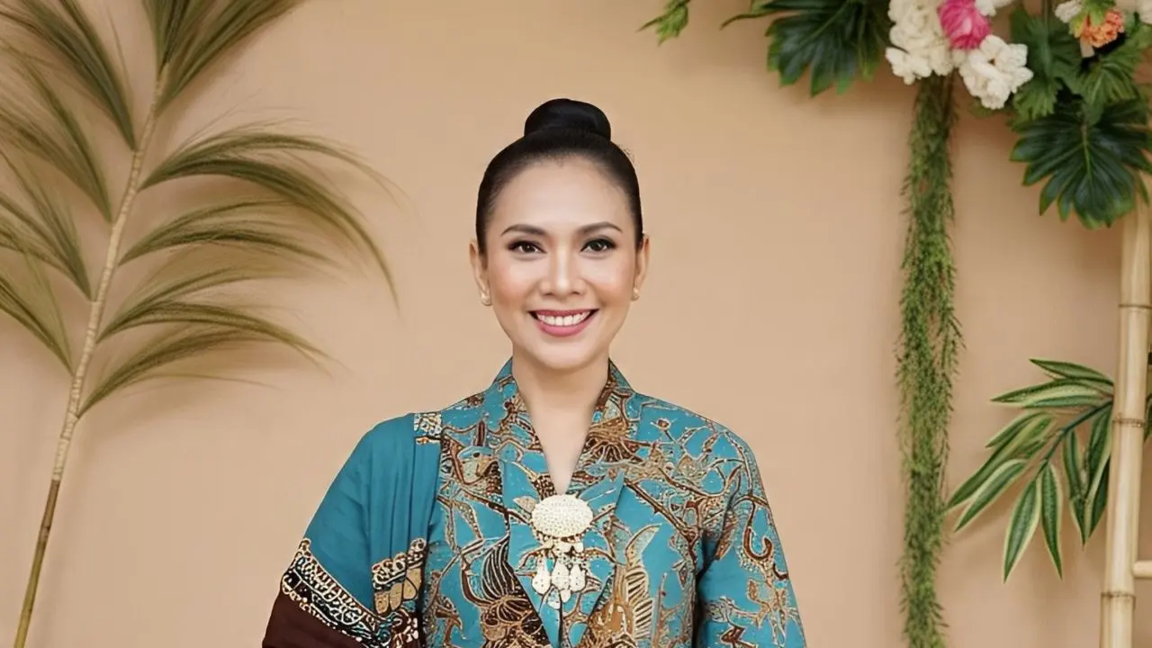 Outfit Ibu untuk Wisuda Anak