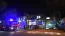 Personel kepolisian berjaga setelah seorang pria yang mengendarai mobil berisi tabung gas dan menabrak pintu gerbang markas polisi Merrylands, Sydney Barat, Kamis (21/7). Pria itu sebelumnya mengklaim membawa bom. (SAM Mooy/POOL /AFP)
