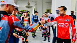 Presiden Joko Widodo atau Jokowi menyambut kedatangan para pembalap MotoGP di Istana Merdeka, Jakarta, Rabu (16/3/2022). Para pembalap datang dengan memakai setelah baju khusus balap motor yang akan dipakai dalam Grand Prix Indonesia di Mandalika pada 20 Maret 2022. (Biro Pers/Setpres)