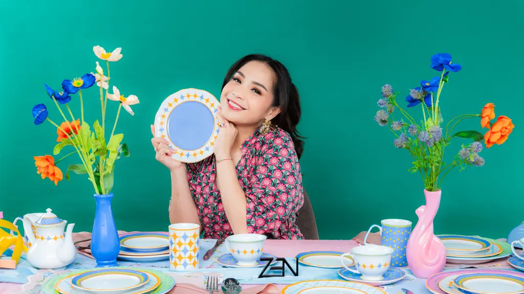 Nagita Slavina bersama produk baru ZEN Tableware, Color Theraphy (Foto Dok: ZEN Tableware).