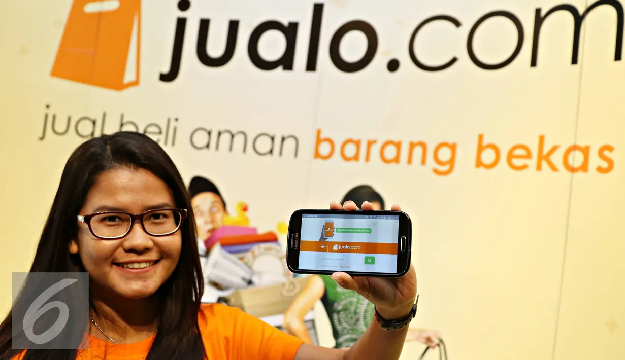 Pengunjung saat memperlihatkan situs Juolo.com saat konferensi pers di Jakarta, Senin (25/1). Chaim Fetter menargetkan bakal mengalahkan OLX Indonesia dalam waktu 18 bulan dari sekarang. (Liputan6.com/Immanuel Antonius)