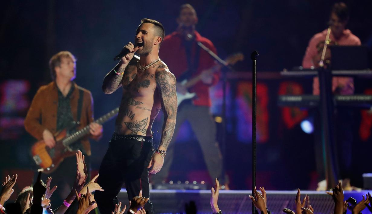 Vokalis Maroon 5 Adam Levine saat tampil memeriahkan pertandingan antara Los Angeles Rams dan New England Patriots dalam Super Bowl LIII di Atlanta, Georgia, AS, Minggu (3/2). (AP Photo/Jeff Roberson)