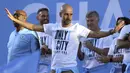 Pelatih Manchester City, Pep Guardiola, saat melakukan parade juara Premier League di Manchester, Senin (14/5/2018). The Citizens menjadi tim terbaik dengan raihan 100 poin. (AP/Richard Sellers)