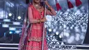 Miss India Harnaaz Sandhu tampil pada presentasi kostum nasional kontes kecantikan Miss Universe ke-70 di Eilat, Israel, 10 Desember 2021. Para kontestan dari berbagai negara dengan apik mengeksekusi kostum nasionalnya dan berlomba-lomba menjadi yang terbaik. (Menahem KAHANA/AFP)
