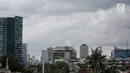 Gedung-gedung bertingkat di kawasan Sudirman, Jakarta yang berselimut awan hitam, Rabu (23/11). BMKG memperkirakan puncak musim hujan di Jakarta diprediksi terjadi sepanjang Januari hingga Februari 2019. (Liputan6.com/Faizal Fanani)