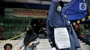 Kertas imbauan ditempel pada manekin di depan pasar tradisional di Jakarta, Senin (15/6/2020). PD Pasar Jaya mulai hari ini memberlakukan penerapan ganjil genap di pasar tradisional mengikuti kebijakan Pemprov DKI untuk mengurangi potensi penyebaran Covid-19. (merdeka.com/Iqbal S. Nugroho)