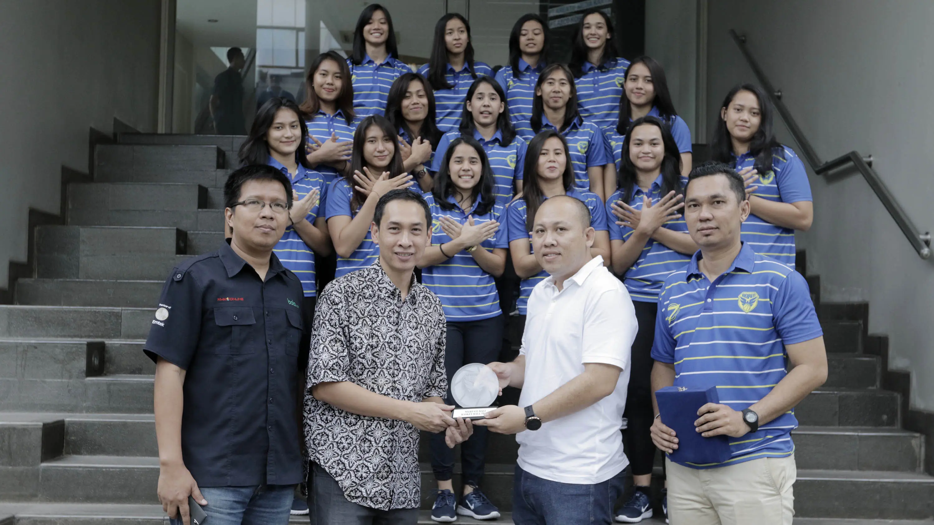 Pebasket Merpati Bali saat berkunjung ke kantor Bola.com di Gondangdia, Jakarta, Jumat (16/3/2018). (Bola.com/M Iqbal Ichsan)