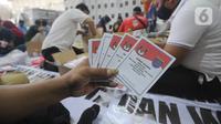 Petugas memperlihatkan surat suara di Gudang Logistik KPU, Depok, Senin (23/11/2020). Komisi Pemilihan Umum (KPU) Kota Depok telah menerima sebanyak 1.262.051 surat suara yang dicetak untuk Pilkada 2020 sesuai jumlah daftar pemilih tetap (dpt) ditambah 2,5 persen cadangan. (merdeka.com/Arie Basuki)