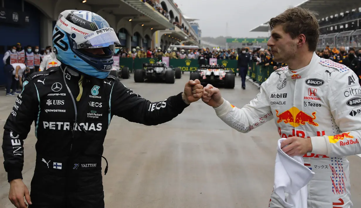 Hasil baik diraih pembalap Red Bull Racing, Max Verstappen yang finish di posisi kedua dan kembali ke puncak klasemen untuk menggeser Lewis Hamilton. (AP/Pool/Umit Bektas)