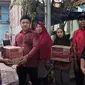 Bendahara DPD Taruna Merah Putih (TMP) DKI Jakarta, Charles Nova (ketiga kanan) secara simbolis memberikan bantuan kepada warga terdampak kebakaran Kedoya Utara, Kebon Jeruk, Jakarta (15/04/2023). (Liputan6.com/HO)