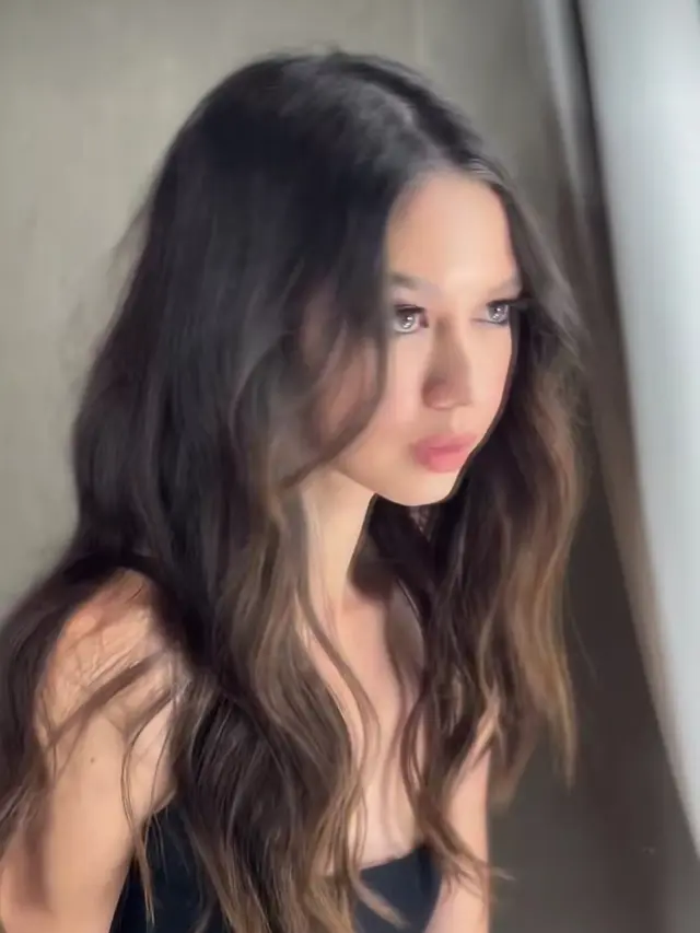 Yuki Kato foto dengan makeup bold di bagian mata