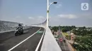 Kendaraan melintasi Jalan Layang atau Flyover Cakung, Jakarta Timur, beriringan laju kereta api di bawahnya, Senin (19/4/2021). Uji coba yang berlangsung mulai pukul 07.00 WIB hingga 22.00 WIB ini diharapkan mampu memperlancar mobilitas pengguna jalan. (merdeka.com/Iqbal S Nugroho)