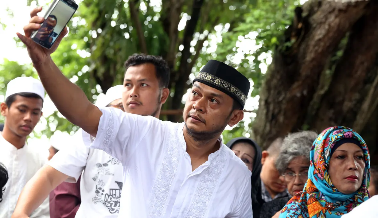 Meski sedang bertugas di Turki, Edwin Manangsang tetap mengikuti prosesi pemakaman Yanni Libels via video call. (Foto: M.Akrom/bintang.com)