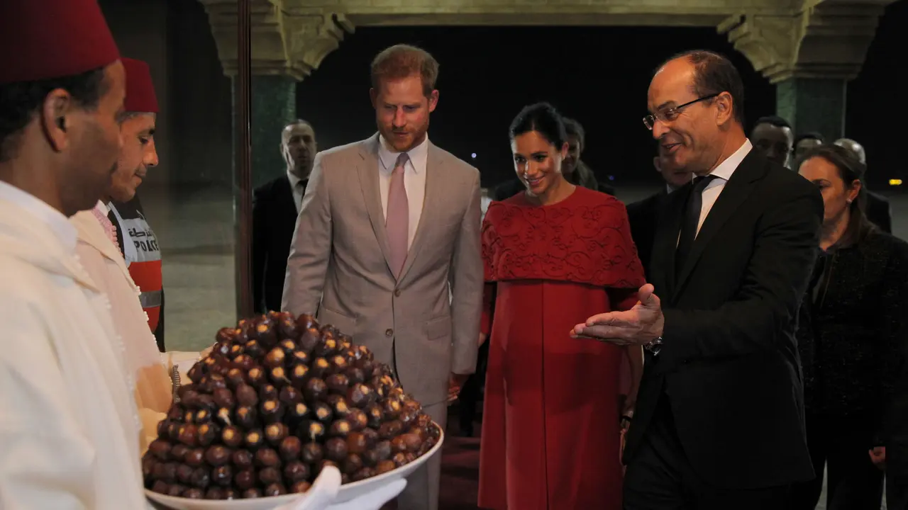 Hamil Besar, Meghan Markle Tampil Menawan Pakai Gaun Merah Saat Tiba di Maroko