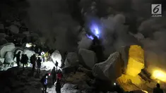 Wisatawan menyaksikan fenomena alam blue fire  di Kawah Ijen, Banyuwangi, Jawa Timur (2/7). Fenomena blue fire yang hanya ada dua di dunia yakni Indonesia dan islandia ini menjadi daya tarik wisatawan mancaneara. (Merdeka.com/Arie Basuki)