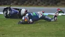 Pebalap Gresini Racing, Enea Bastianini mengalami kecelakaan saat esi latihan Moto 3 rashes out during the first practice session of the Moto 3 Australian Grand Prix di Phillip Island (21/10/2016). (AFP/Paul Crock)