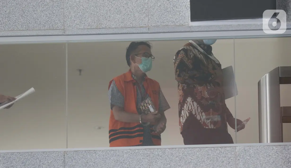 Mantan Direktur Utama PTDI, Budi Santoso (kiri) dikawal petugas jelang meninggalkan Gedung KPK Jakarta, Senin (7/9/2020). KPK memperpanjang masa penahanan Direktur Utama PTDI, Budi Santoso. (Liputan6.com/Helmi Fithriansyah)