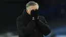 Manajer tim Everton, Carlo Ancelotti tampak kecewa dengan menutupi mukanya dalam laga lanjutan Liga Inggris 2020/21 pekan ke-17 melawan West Ham United di Goodison Park, Jumat (1/1/2021). Everton kalah 0-1 dari West Ham United. (AFP/Jan Kruger/Pool)