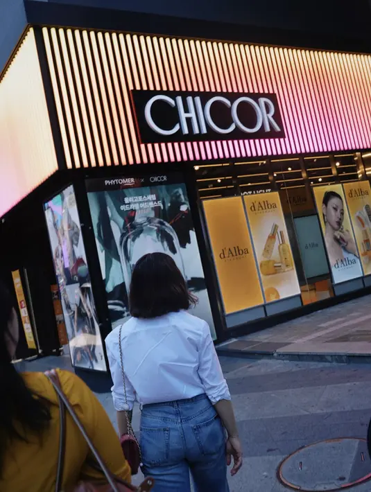 Dilihat dari belakang, rambut pendek Nikita Willy ditata low curl yang trendy [@nikitawillyofficial94]