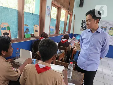 Wakil Presiden Republik Indonesia Gibran Rakabuming Raka saat meninjau uji coba program makan bergizi gratis di SMPN 270 Jakarta, Rabu (23/10/2024). (Liputan6.com/Herman Zakharia)