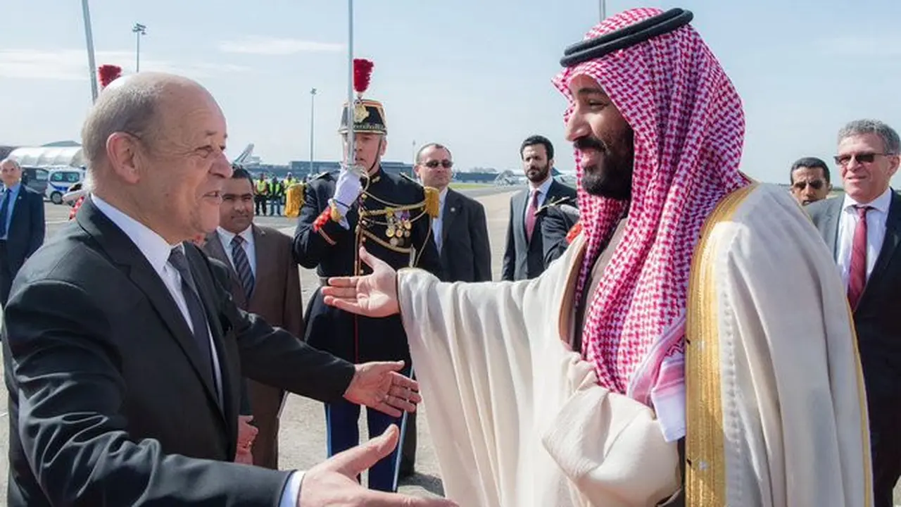 Putra Mahkota Arab Saudi, Pangeran Mohammed Bin Salman saat disambut oleh pejabat tinggi Prancis di Paris (8/4/2018) (Saudi Press Agency via Arab News)