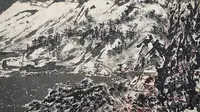 Lukisan yang diduga terbuang bersama sampah itu dibuat pada 2012, berjudul "Snowy Mountain" adalah karya seorang seniman China, Cui Ruzhuo.