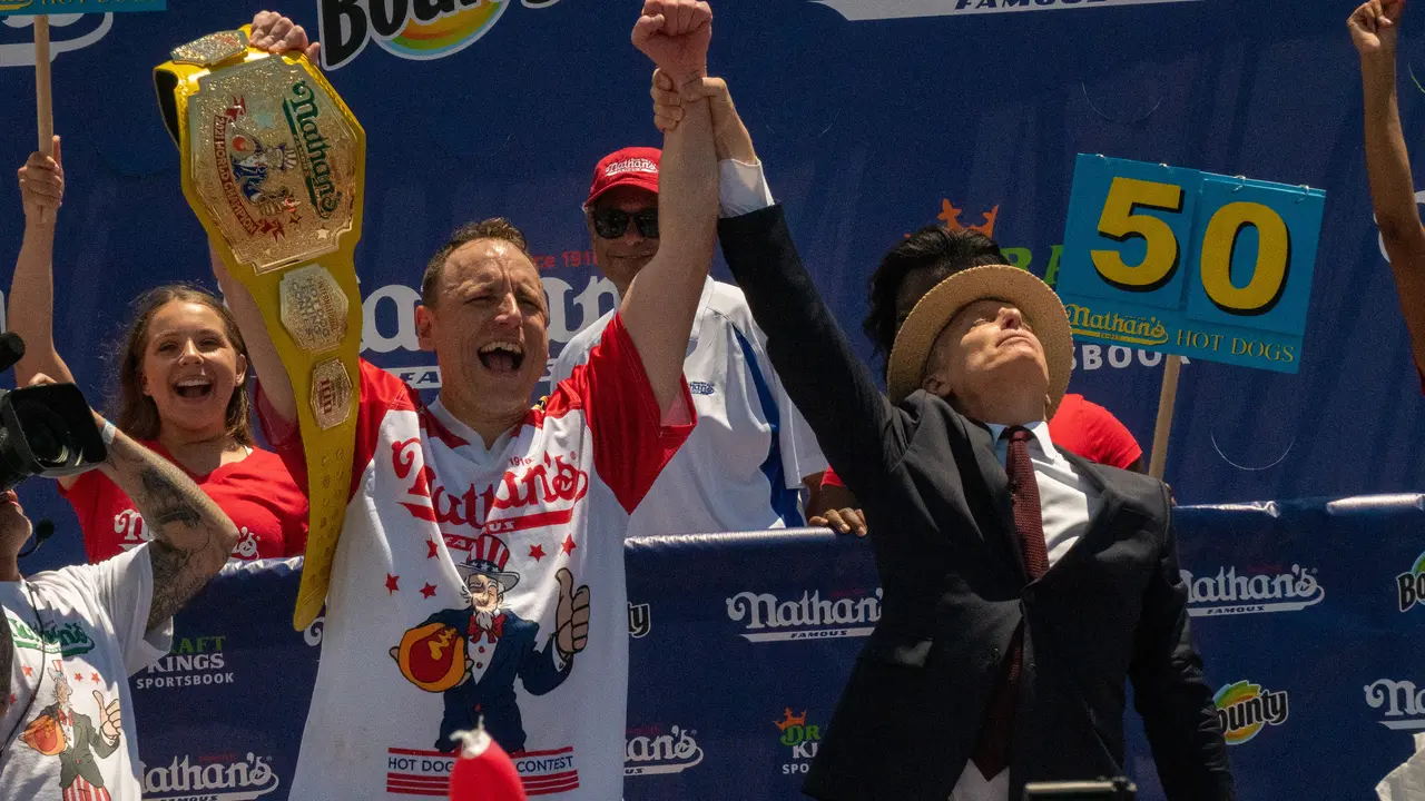 Joey Chestnut Memenangkan Kontes Makan Hot Dog