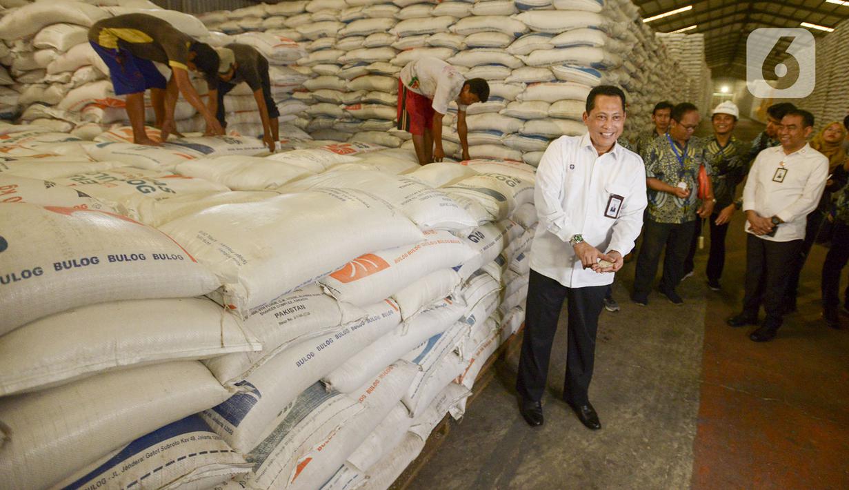 Dirut Perum Bulog Budi Waseso mengunjungi pergudangan beras Bulog di Kelapa Gading, Jakarta, Kamis (27/2/2020). Jelang Ramadan dan Idul Fitri 2020 Perum Bulog siap mengamankan pasokan beras di seluruh wilayah Indonesia mencapai 1,7 juta ton. (merdeka.com/Imam Buhori)
