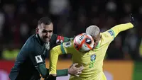 Richarlison dari Timnas Brasil (kanan) dan Luis Haquin dari Timnas Bolivia berebut bola dalam laga kualifikasi Piala Dunia 2026 di Stadion Villa Ingenio, El Alto, Bolivia, Selasa, 9 September 2025. (AP Photo/Juan Karita)