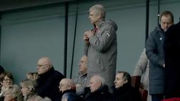Pelatih Arsenal, Arsene Wenger menyaksikan anak asuhnya berlaga melawan Hull City dari tribun penonton pada lanjutan Premier League di Emirates Stadium, London, (11/2/2017). Arsenal menang 2-0.  (AP/Matt Dunham)