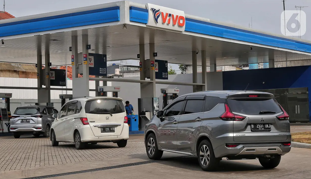 Sejumlah pengendara melakukan pengisian bahan bakar di SPBU Vivo di kawasan Jakarta, Minggu (4/9/2022). Dirjen Migas Kementerian Energi dan Sumber Daya Mineral (ESDM) mengatakan pihak Vivo akan segera menyesuaikan harga BBM murah di Indonesia. Sebelumya Vivo menjual  bahan bakar jenis Ron-89 dengan harga dibawah pertalite namun itu hanya untuk menghabiskan stok bahan bakar tersebut. (Liputan6.com/Angga Yuniar)