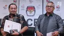 Ketua KPU RI, Arief Budiman (kanan) bersama Komisioner Bawaslu, Muhammad Afifudin usai menyampaikan hasil Laporan Penerimaan Sumbangan Dana Kampanye (LPSDK) Partai Politik peserta Pemilu 2019 di Jakarta, Rabu (2/1). (Liputan6.com/Helmi Fithriansyah)