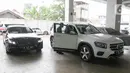 Di antara barang hasil rampasan perkara korupsi yang dilelang KPK kali ini terdapat berbagai merek mobil seperti Mercedes, Jeep Cherokee, dan Hyundai. (Liputan6.com/Herman Zakharia)