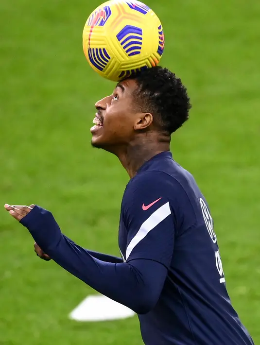 Bek Prancis, Presnel Kimpembe mengontrol bola selama mengikuti sesi latihan di stadion Stade de France di Saint-Denis, Paris (16/11/2020). Prancis akan menghadapi Swedia pada matchday Grup A3 UEFA Nations League 2020/21 di Stade de France, Saint-Denis, Paris. (AFP/Franck Fife)