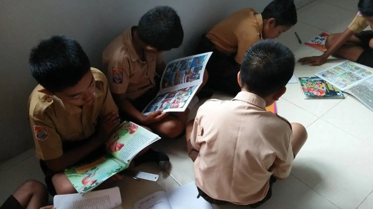 Dukung Gemar Membaca, Orang Tua SD Ini Sumbang Banyak Buku